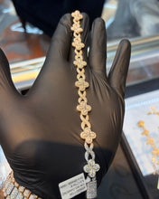 Load image into Gallery viewer, Diamond Clover Infinity Link Bracelet
