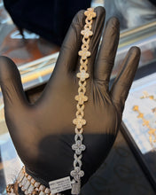 Load image into Gallery viewer, Diamond Clover Infinity Link Bracelet
